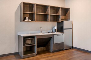 Suite, 1 kingsize bed, niet-roken (Accesible) | Een laptopwerkplek, een strijkplank/strijkijzer, gratis wifi, beddengoed