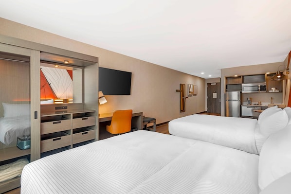 Laptop workspace, iron/ironing board, free WiFi, bed sheets - Cambria Hotel & Suites Plymouth (Plymouth)