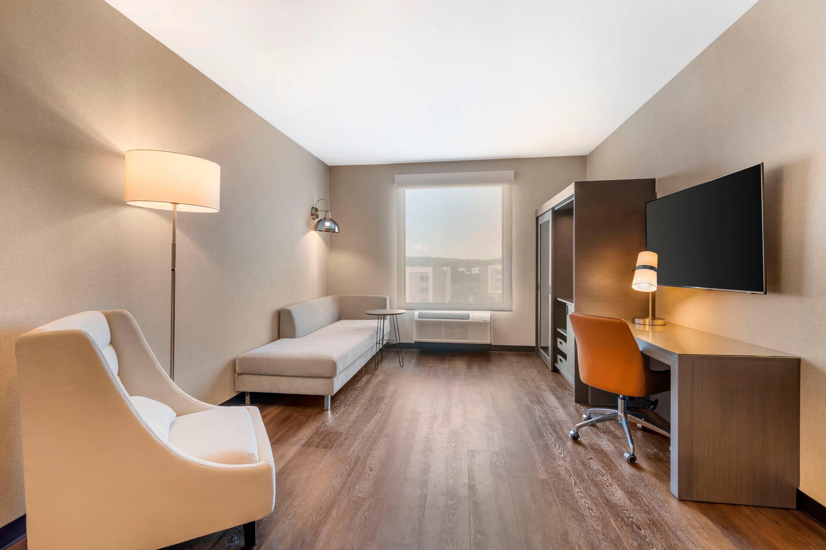 套房, 1 張特大雙人床, 非吸煙房 (Accesible) | 筆電工作空間、熨斗/熨衣板、免費無線上網、床單