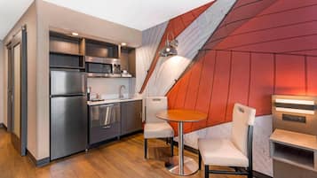 Espacio para trabajar con laptop y tabla de planchar con plancha