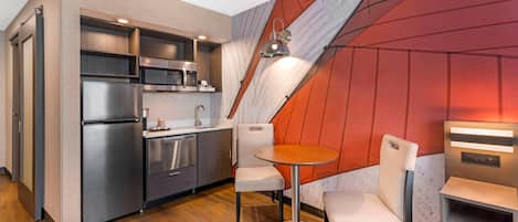 Laptop workspace, iron/ironing board, free WiFi, bed sheets