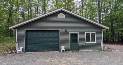 Hilltop Hideaway- Cozy Updated Waterfront Retreat on Tiger Cat Chain of Lakes