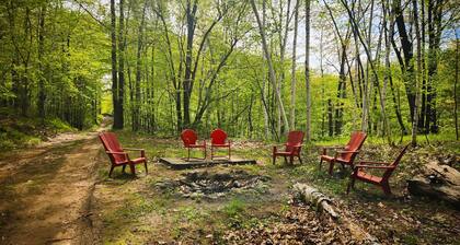 Hilltop Hideaway- Cozy Updated Waterfront Retreat on Tiger Cat Chain of Lakes