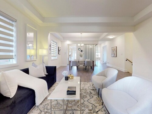 VIP Ensuite near Wonderland Vaughan in a luxurious house with all the comforts 
