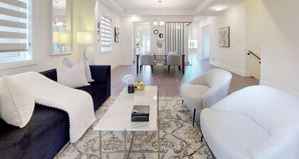 VIP Ensuite near Wonderland Vaughan in a luxurious house with all the comforts