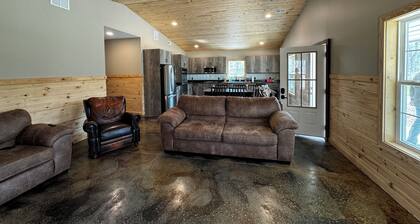 Cozy Cabin that joins Shawnee Forest and 15 minutes from Garden of Gods.