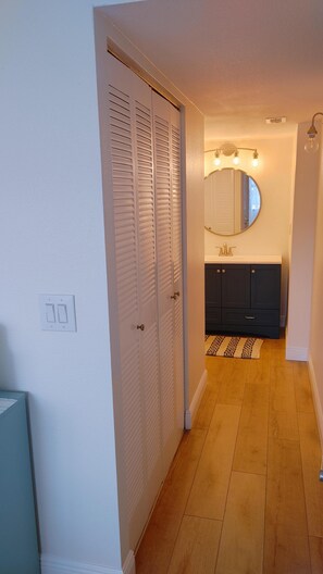 Interior - Beautifully Renovated  2BD/2BA w/ screened lanai (Sarasota)