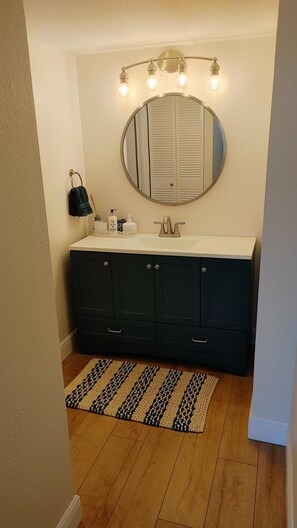 Shower - Beautifully Renovated  2BD/2BA w/ screened lanai (Sarasota)