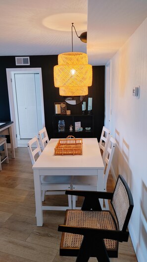 Dining - Beautifully Renovated  2BD/2BA w/ screened lanai (Sarasota)