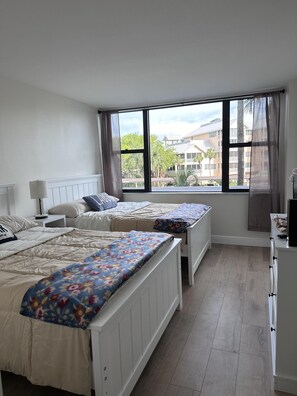 2 bedrooms, free WiFi - Beautifully Renovated  2BD/2BA w/ screened lanai (Sarasota)