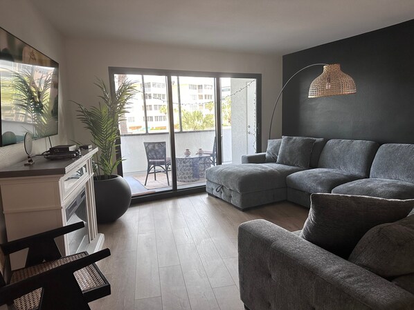 Living area - Beautifully Renovated  2BD/2BA w/ screened lanai (Sarasota)