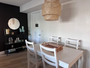 Dining - Beautifully Renovated  2BD/2BA w/ screened lanai (Sarasota)