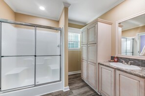 Shower, hair dryer, towels, soap - 2-Quila-A Little Time- Pet Friendly, Game Room, Pool, Walk to BEACH (Port Aransas)