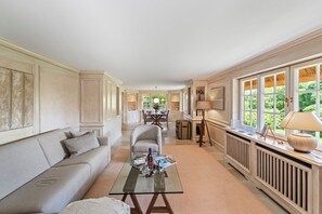 Unclassified image, 4 of 38, button