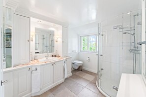 Shower, hair dryer, towels, soap - Avenarius Hüs - Reet. Kampen. Garten (Kampen (Sylt))