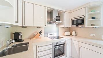 Een koelkast, een magnetron, een oven, een kookplaat