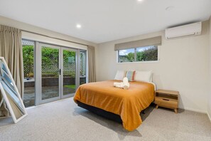 3 dormitorios, escritorio, tabla de planchar con plancha y cuna de viaje