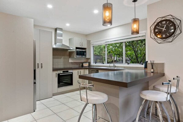 Fridge, microwave, oven, stovetop - Peaceful on Punawai with WI-FI (No service fees) (Taupo)