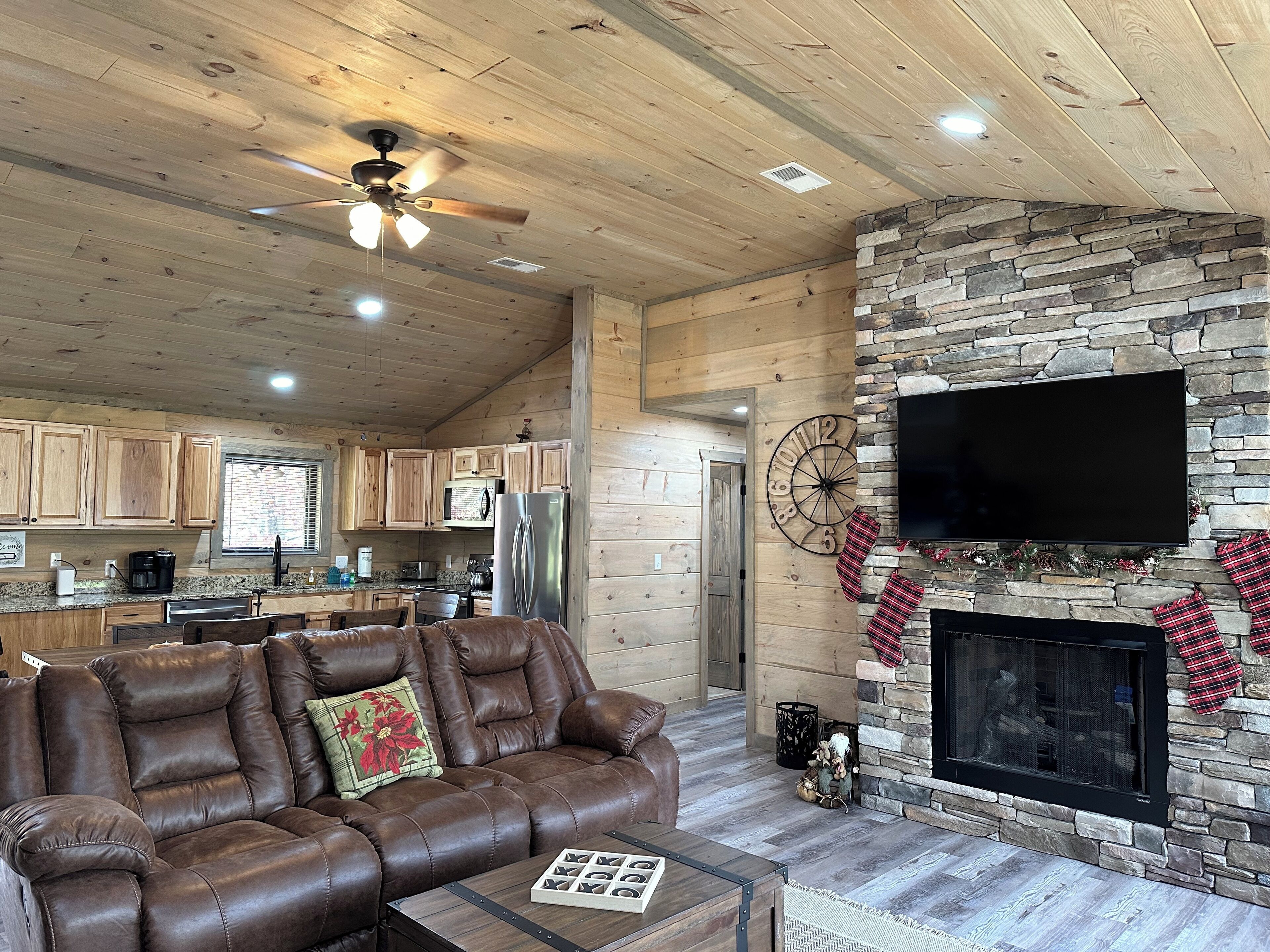 Smart TV, fireplace, ping pong, books