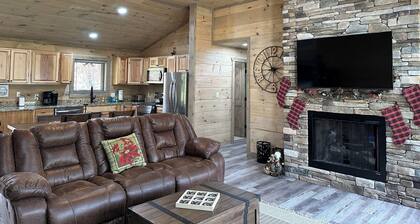 Great for familiesLOCATION-Near DollyWood-GameRoom-FirePit-HotTub-GreenSpace