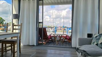 Fernseher, DVD-Player, Stereoanlage