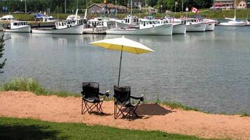Chaises longues, serviettes de plage