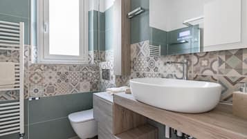 Douche, sèche-cheveux, bidet, serviettes fournies