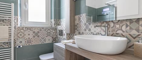 Ducha, secador de pelo, bidet, toallas