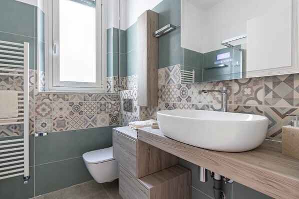 Dusche, Haartrockner, Bidet, Handtücher