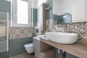 Shower, hair dryer, bidet, towels - GuestHost - Bright and spacious apartment of about 130 sqm, able to accommodate up to 5 people, located on the first floor of a building without elevator (stairs to access).The property is located in a quiet area in the heart of the center of Viareggio,  (Viareggio)