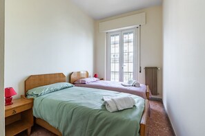 3 bedrooms, desk, iron/ironing board, WiFi - GuestHost - Bright and spacious apartment of about 130 sqm, able to accommodate up to 5 people, located on the first floor of a building without elevator (stairs to access).The property is located in a quiet area in the heart of the center of Viareggio,  (Viareggio)