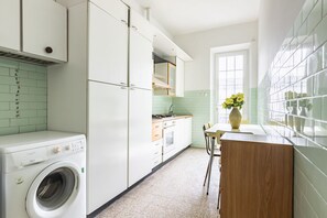 Fridge, oven, stovetop, dishwasher