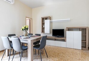 Dining - GuestHost - Bright and spacious apartment of about 130 sqm, able to accommodate up to 5 people, located on the first floor of a building without elevator (stairs to access).The property is located in a quiet area in the heart of the center of Viareggio,  (Viareggio)
