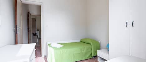 3 habitaciones, escritorio, tabla de planchar con plancha y wifi