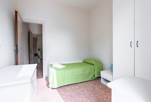 3 habitaciones, escritorio, tabla de planchar con plancha y wifi 
