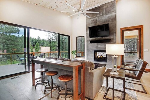 Custom home close to ski resort with hot tub