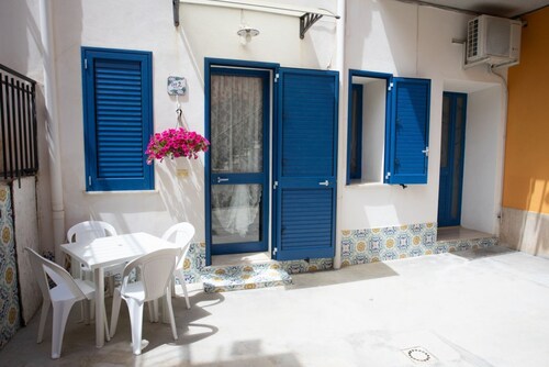 Spacious 105 sqm apartment, perfect for 4 people, located on the ground floor of a building WITHOUT a lift (steps to access it). The accommodation is located just 3 minutes walk from the wonderful historic center of Marsala, a tangle of narrow streets th