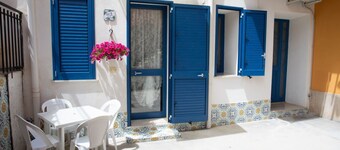 Spacious 105 sqm apartment, perfect for 4 people, located on the ground floor of a building WITHOUT a lift (steps to access it). The accommodation is located just 3 minutes walk from the wonderful historic center of Marsala, a tangle of narrow streets th