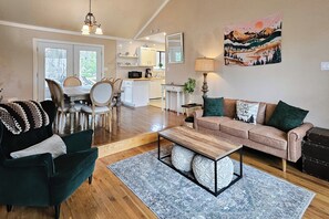 TV, fireplace - Pond Place by Avantstay Game Room, Deck, Fire Pit (Long Pond)