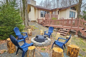 Terrace/patio - Pond Place by Avantstay Game Room, Deck, Fire Pit (Long Pond)
