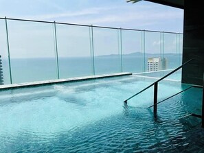 Outdoor spa tub - The Panora Pattaya by PSR (Pattaya)