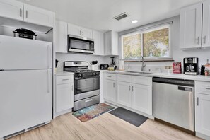 Geladeira, micro-ondas, fogão, cooktop