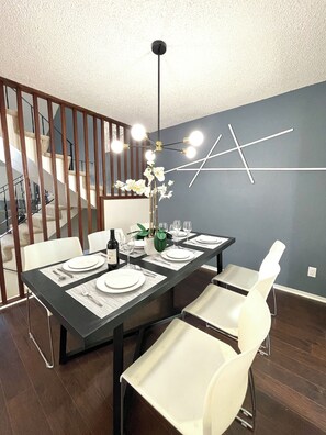 Dining - SFO/South San Francsico Sweet Home-10 minutes from SFO (South San Francisco)