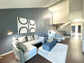 Smart TV, computer monitors - SFO/South San Francsico Sweet Home-10 minutes from SFO (South San Francisco)