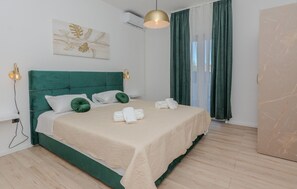 6 bedrooms, travel crib, free WiFi, bed sheets