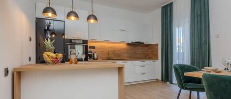 Refrigerador, horno, lavavajillas, cafetera/tetera