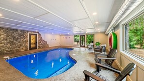 Una piscina techada, una piscina climatizada