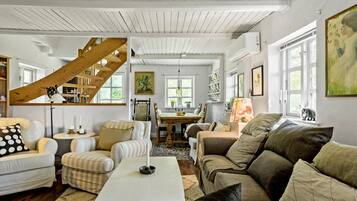 Smart TV, fireplace