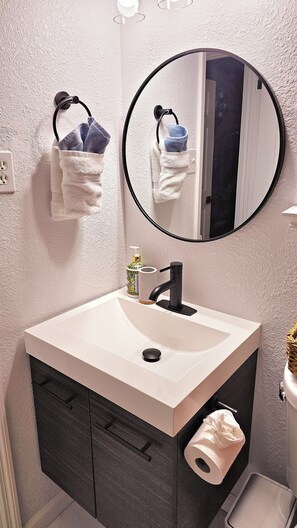 Douche, sĂšche-cheveux, serviettes fournies, papier toilette