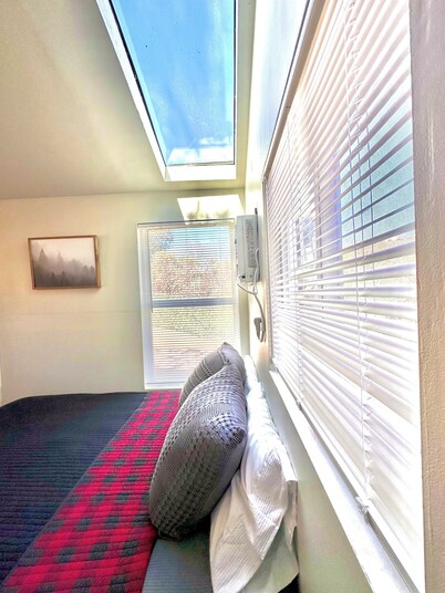 Cozy and Quiet Tiny House Cottage with Skylight 2 Minutes from Main Street